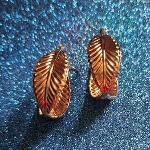 1988 Vintage AVON "GRACEFUL LEAVES" Goldtone Pierced Hoop Earrings